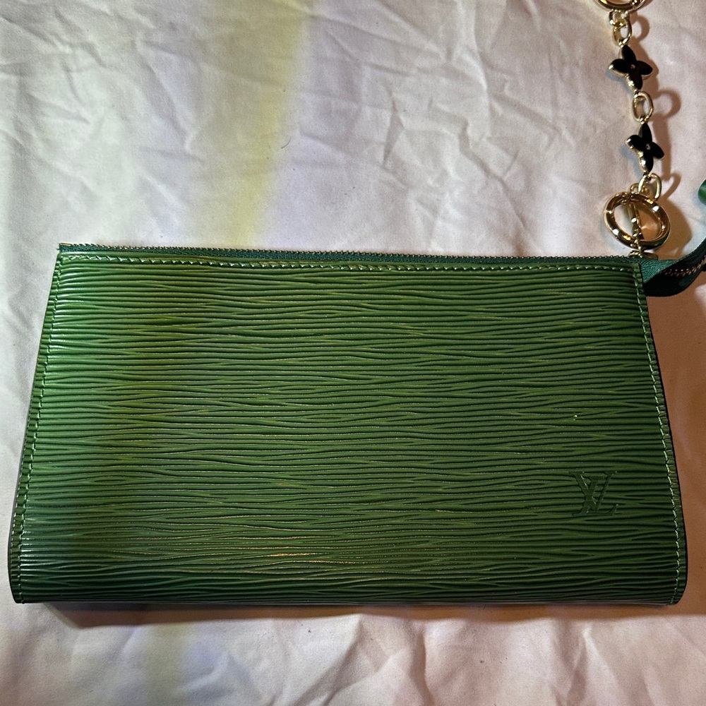 Authentic EUC LV Green Epi Pochette with Entruphy certificate and extender
